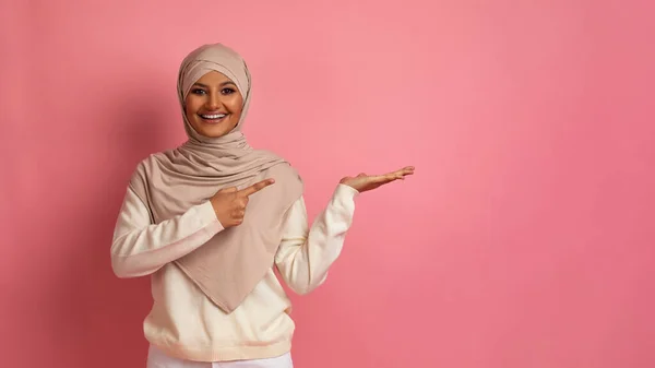 Kijk Hier Eens Opgewonden Moslimvrouw Hidjab Wijzend Onzichtbaar Object Haar — Stockfoto