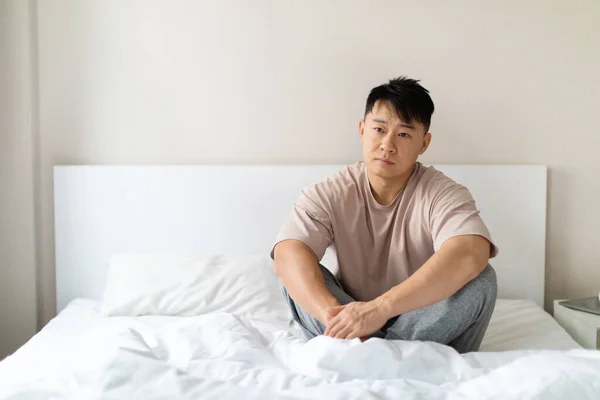 Красивий Азіатський Чоловік Середнього Віку Сидить Ліжку Вдома Відчуває Себе — стокове фото