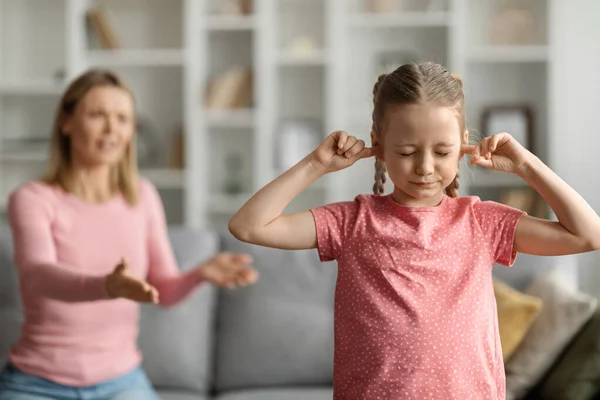 Envisa Barn Förolämpad Liten Flicka Täcker Öronen Inte Att Höra — Stockfoto