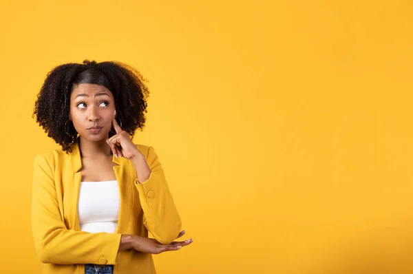 Kısa Saçlı Düşünceli Güzel Siyahi Kadın Reklam Için Boş Alana — Stok fotoğraf