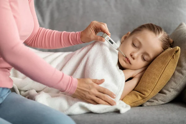 Madre Midiendo Temperatura Hija Enferma Con Termómetro Oral Casa Niña —  Fotos de Stock