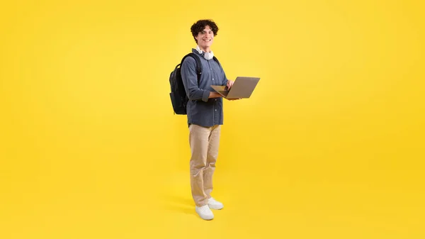 Öğrenme Teklifi Sırt Çantasıyla Dizüstü Bilgisayarı Kullanan Neşeli Öğrenci Sarı — Stok fotoğraf