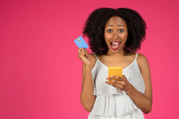 Весела Здивована Молода Чорна Кучерява Дама Кредитною Карткою Телефоном Насолоджуйтесь — стокове фото