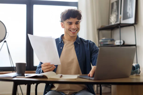 Leichter Papierkram Glücklicher Junger Arabischer Mann Der Laptop Der Hand — Stockfoto