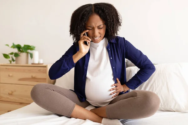 Wanhopig Krullend Zwangere Duizendjarige Zwarte Vrouw Huiselijke Kleding Met Grote — Stockfoto