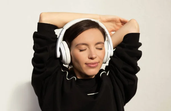 Sorrindo Jovem Caucasiana Com Fones Ouvido Gosta Música Descansa Treino — Fotografia de Stock