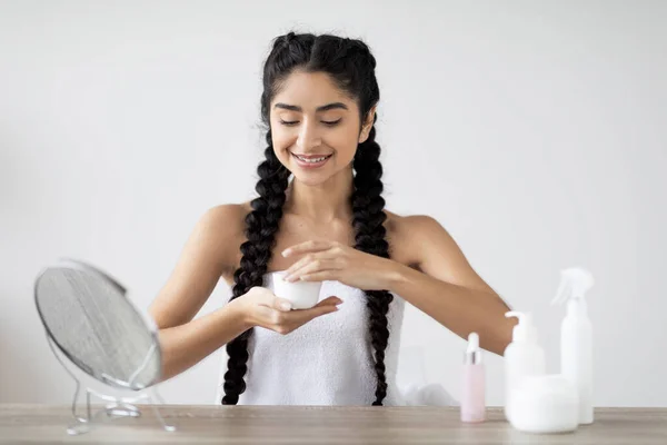 Kosmetik Skincare Beautiful Indian Woman Opening Jar Moisturising Cream Home — Stok Foto