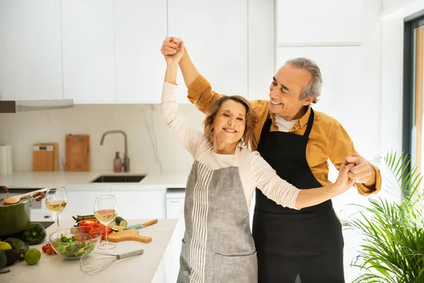 Älskade Äldre Par Dansar Medan Matlagning Tillsammans Köket Lycklig Make — Stockfoto