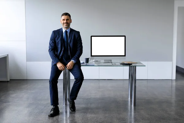 Bonito Homem Negócios Meia Idade Terno Formal Sentado Perto Mesa — Fotografia de Stock