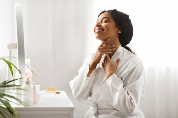 Güzel Siyah Kadın Boynuna Dokunuyor Evde Cilt Masajı Yapıyor Gülümsüyor — Stok fotoğraf