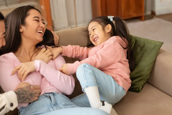 Diversão Familiar Joyful Asian Baby Daughter Tickling Mamãe Rindo Divertindo — Fotografia de Stock