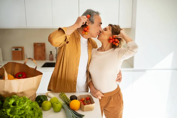 Milující Starší Manželé Přijíždějící Supermarketu Taškou Vybalováním Baví Cherry Rajčaty — Stock fotografie