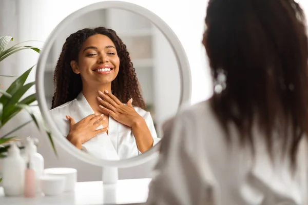 Mulher Negra Bonita Olhando Para Espelho Tocando Sua Pele Macia — Fotografia de Stock