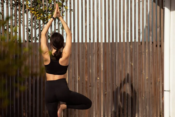 Spor Giyim Bölümünde Beyaz Tenli Genç Bir Kadın Yoga Meditasyon — Stok fotoğraf