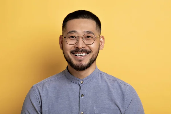 Retrato Feliz Bonito Asiático Homem Posando Amarelo Estúdio Fundo Confiante — Fotografia de Stock