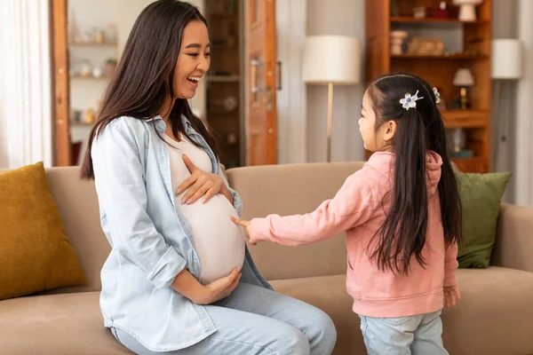 Espera Segundo Bebé Linda Filha Tocando Grávida Mães Barriga Esperando — Fotografia de Stock