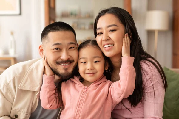 家族の統一 3人家族の素敵な韓国人家族の肖像自宅でポーズをとっている肯定的な感情を抱いています 親子でカメラに微笑む可愛い娘を抱きしめる — ストック写真