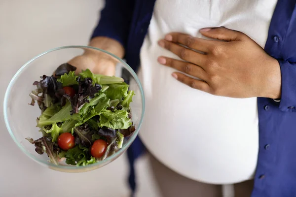 Millennial Svart Kvinna Med Stor Mage Njuter Graviditet Hålla Sallad — Stockfoto