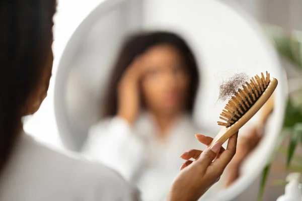 Konsep Rambut Rontok Kesal Black Woman Holding Comb Full Fallen — Stok Foto