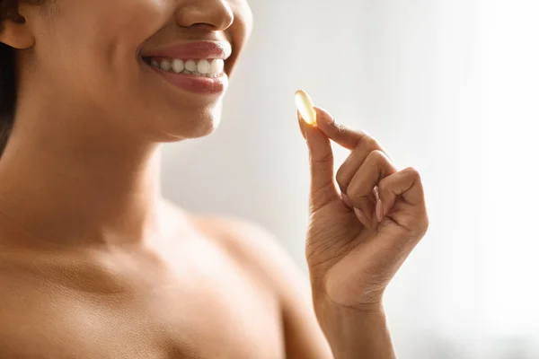 부속품 클로즈업 Smiling Black Woman Taking Vitamin Pill Capsule Happy — 스톡 사진