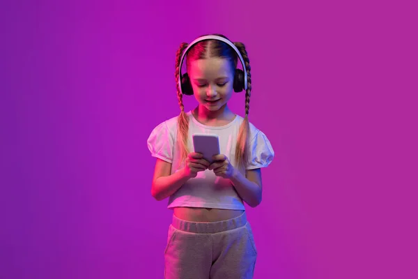 Virtuální Učení Nová Forma Interaktivního Digitálního Vzdělávání Veselý Preteen Dívka — Stock fotografie