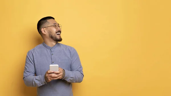 Snyggt Erbjudande Glada Unga Asiatiska Man Håller Smartphone Och Ser — Stockfoto