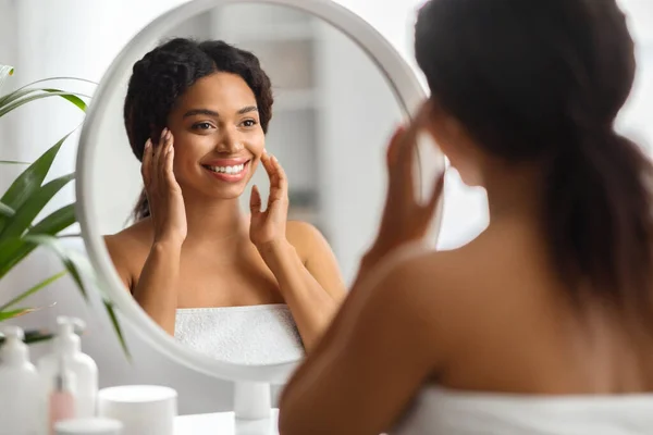 Essencial Beauty Leende Ung Svart Kvinna Tittar Hennes Reflektion Spegeln — Stockfoto