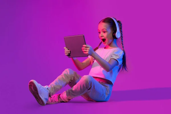 Sanal Öğrenme Yeni Etkileşimli Dijital Eğitim Biçimi Şaşırmış Küçük Kız — Stok fotoğraf