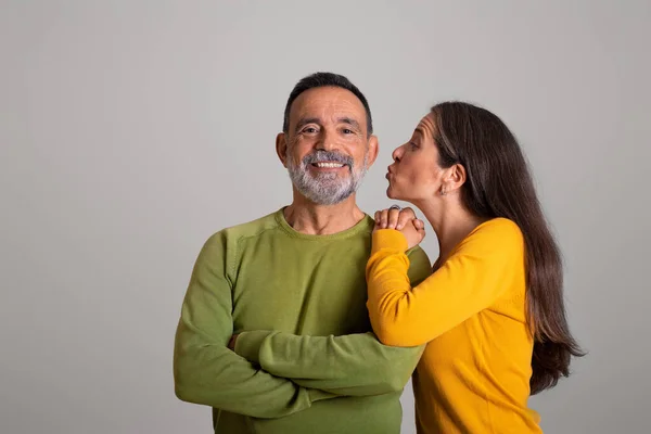 Fröhliche Alte Europäische Frau Küsst Ihren Mann Auf Die Wange — Stockfoto
