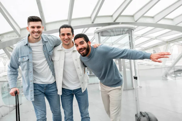 Reisebegleiter Freunde Posieren Mit Ihren Koffern Lächeln Die Kamera Und — Stockfoto