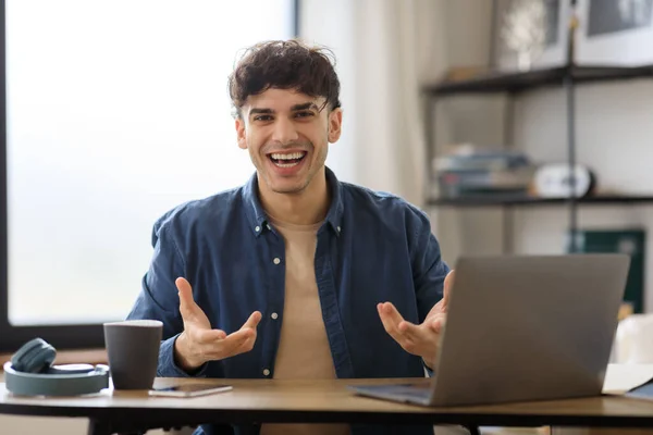 Çevrimiçi Letişim Orta Doğulu Genç Bir Adam Bilgisayarın Başında Kamerayla — Stok fotoğraf