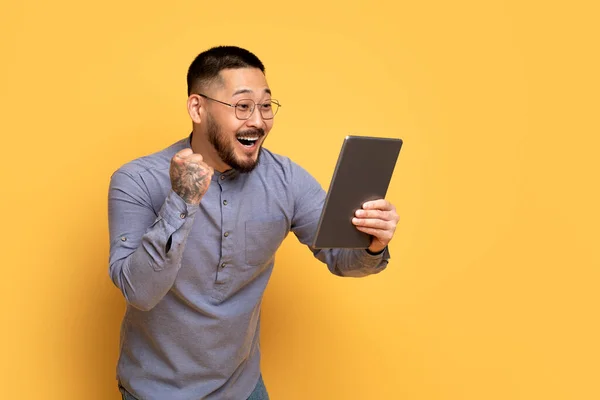 Online Erfolg Fröhlicher Asiatischer Mann Mit Digitalem Tablet Feiert Den — Stockfoto