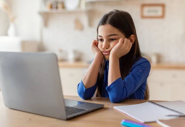Depressie Van Learning Verveeld Schoolmeisje Zoek Naar Laptop Computer Moe — Stockfoto