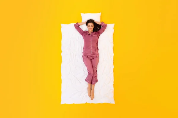 Güzellik Uykusu Gecelikli Kadın Beyaz Battaniyeden Yapılmış Yatakta Dinleniyor Sarı — Stok fotoğraf