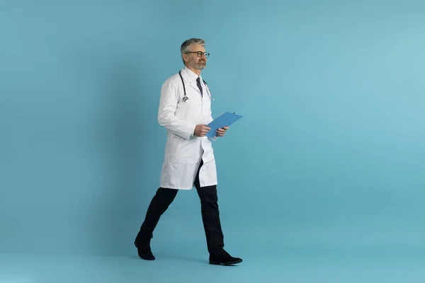 Glada Stilig Gråhårig Medelålders Man Arbetskläder Professionell Läkare Med Stetoskop — Stockfoto