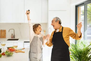 Tatmin olmuş yaşlı eşler eğleniyor, spatulaları mikrofon olarak kullanarak şarkı söylüyor, mutfağın içinde yemek hazırlıyorlar. Birlikte yemek pişirirken çiftler birbirlerini yiyorlar.