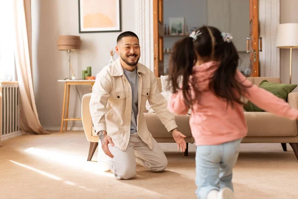 Hemkomstglädjen Japanska Bebisdotter Springer Till Sin Älskande Pappa När Han — Stockfoto
