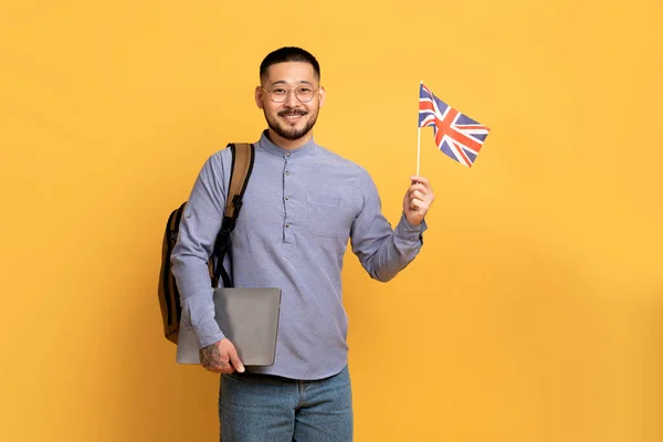 Educação Exterior Sorrindo Jovem Asiático Homem Posando Com Laptop Bandeira — Fotografia de Stock
