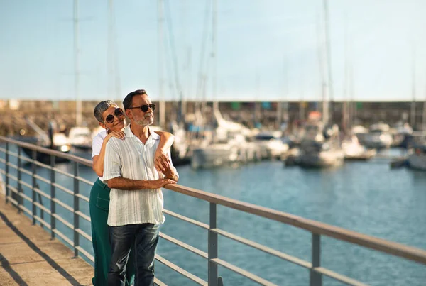 방학에 사랑하는 시니어 Hugging Marina Pier Looking Luxury Yachts Sailboat — 스톡 사진