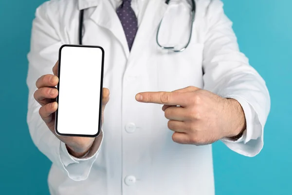 Potongan Tangan Dokter Menunjukkan Smartphone Modern Dengan Layar Putih Kosong — Stok Foto