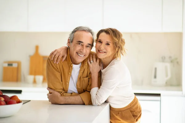 Porträt Glücklicher Älterer Verheirateter Ehepartner Die Der Küche Posieren Und — Stockfoto