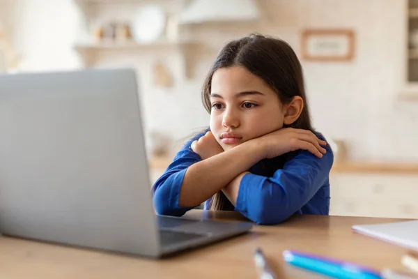 Depressie Van Afstandsonderwijs Droevig Schoolmeisje Zoek Naar Laptop Hebben Problemen — Stockfoto