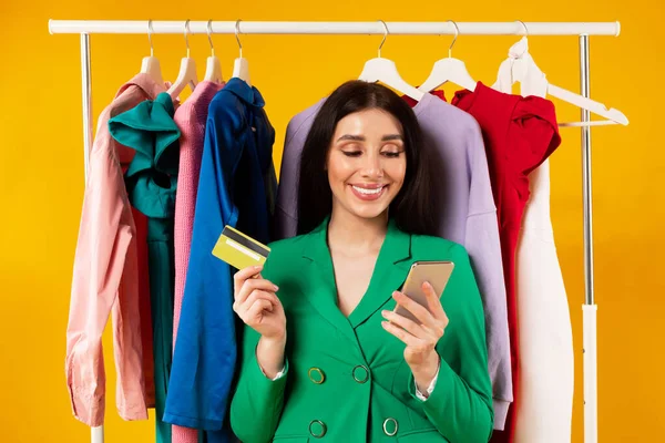 Ευτυχισμένη Ευρωπαϊκή Κυρία Shopaholic Κρατώντας Κινητό Τηλέφωνο Και Πιστωτική Κάρτα — Φωτογραφία Αρχείου