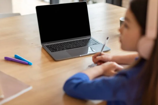 Onderwijs Het Digitale Tijdperk Schoolmeisje Laptop Deelnemen Aan Interactieve Online — Stockfoto