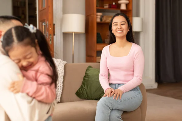 Felicidad Familiar Joyful Asian Mom Looking Her Little Daughter Hugging — Foto de Stock