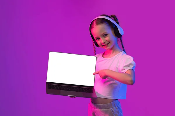 Vermakelijke Website App Voor Kinderen Gelukkig Schattig Stijlvol Tiener Meisje — Stockfoto