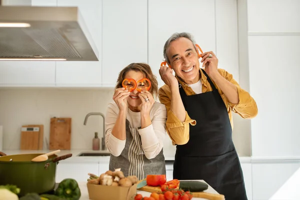 Roliga Äldre Makar Lurar Tillsammans Köket Matlagning Middag Och Kul — Stockfoto