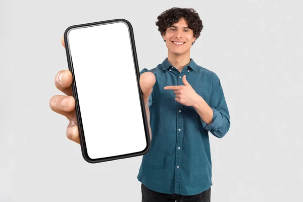 Publicité App Homme Joyeux Présentant Énorme Grand Téléphone Portable Avec — Photo