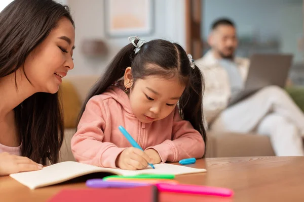 Voorschools Onderwijs Koreaanse Moeder Onderwijs Kleine Dochtertje Leren Schrijven Vaardigheden — Stockfoto