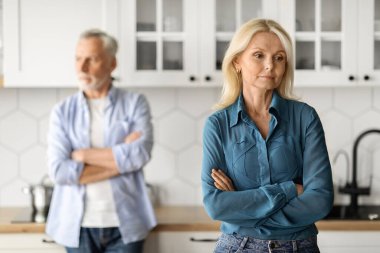 Evlilik Krizi. Üst düzey eşler, evde tartıştıktan sonra birbirlerini gücendirdiler, mutfakta duran yaşlı karı ve kocayı üzdüler, ilişki krizi yaşadılar, seçici bir şekilde üzgün kadına odaklandılar.